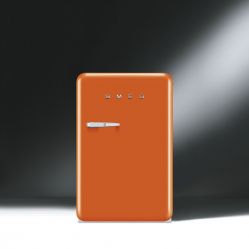 SMEG FAB10ROR2 Отдельностоящий однодверный холодильник, стиль 50-х годов, 54,3 см. Цвет - оранжевый, петли справа.