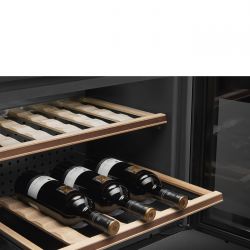 SMEG CVI621NR3 Холодильный шкаф для вина встраиваемый Dolce Stil Novo, высота 45 см, петли справа, черное стекло.