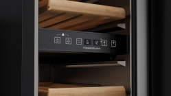 Kuppersbusch FWKU 1531.0 S Винный шкаф под столешницу, чёрное стекло, без ручки, вместимость 17 бутылок,2 температурные зоны, ширина - 30 см.