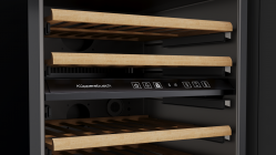 Kuppersbusch FWKU 1851.0 S Винный шкаф под столешницу, без ручки, 2 температурные зоны, вместимость - 46 бутылок (бутылки Бордо 0,75 л),  чёрное стекло, высота 82 см.