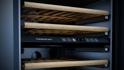 Kuppersbusch FWKU 1851.0 S Винный шкаф под столешницу, без ручки, 2 температурные зоны, вместимость - 46 бутылок (бутылки Бордо 0,75 л),  чёрное стекло, высота 82 см.