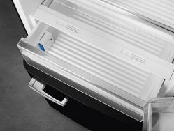 SMEG FAB38RBL5 Отдельностоящий двухдверный холодильник, Зона свежести, Ширина -70,6 см., Высота - 205 см. Общий объем, л: 481, Электронное управление, дисплей, Цвет - Чёрный, петли справа
